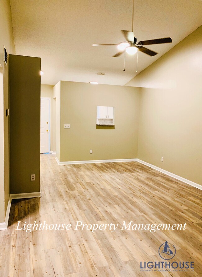 Building Photo - Renovated 2 Bed/2 Bath Single Story Townho...