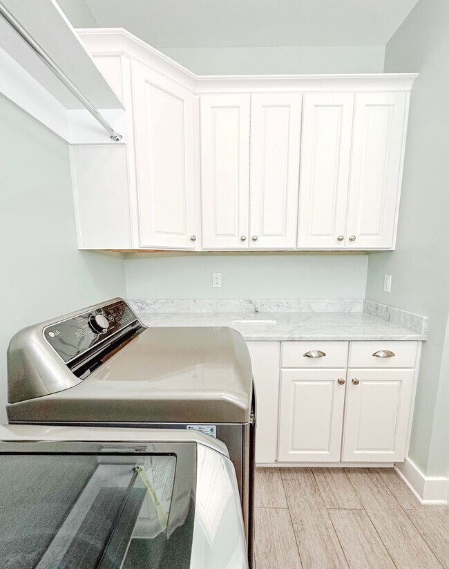 Building Photo - New, exclusive 3200 sq ft 4 bedroom/3.5bat...