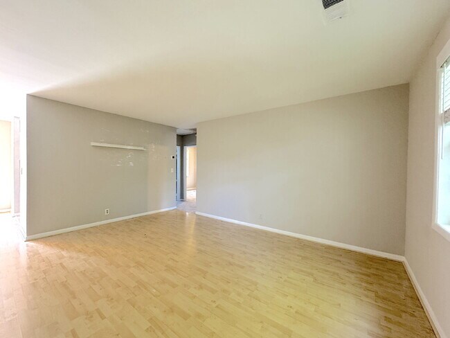 Building Photo - Welcome to this well-maintained top-floor condominium