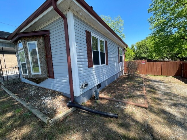 Building Photo - 4 bedroom 2 bathroom pet friendly house!