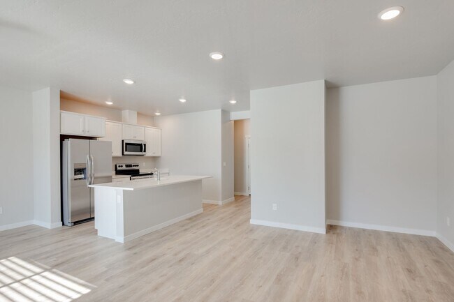 Building Photo - This 3 bedroom/2.5 bath townhome is ready for you!