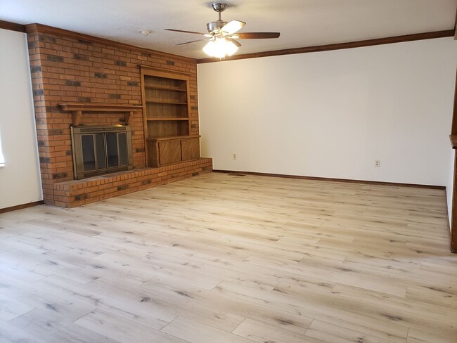 Building Photo - Bed | 2 Bath | 2 Car Garage - Putnam City ...