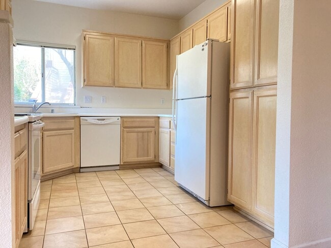 Building Photo - Spacious sun filled 2 bedroom with Washer/ Dryer in unit and garage!