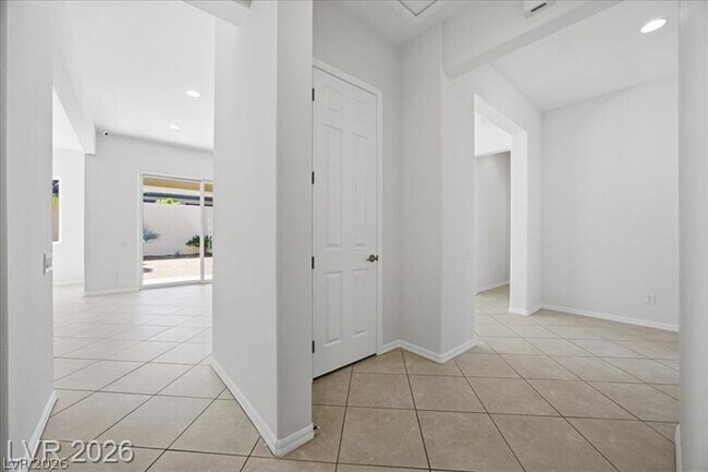 Building Photo - 2765 Struan Ave