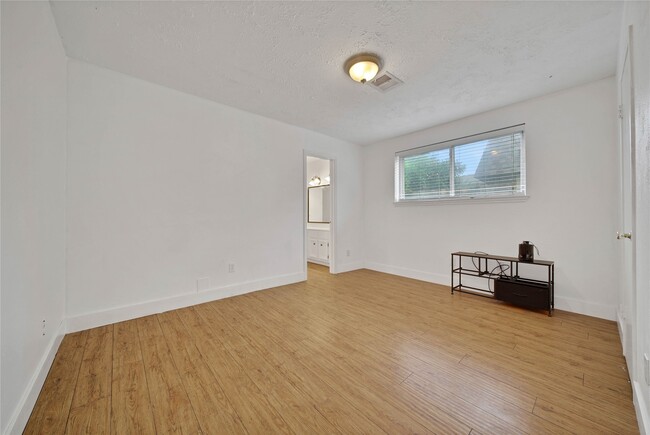 Building Photo - 626 Park Knoll Ln