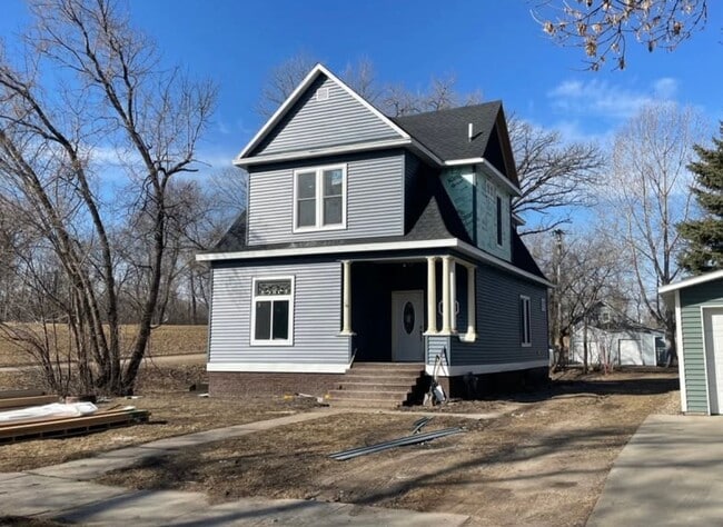 Building Photo - Newly Updated 5-Bedroom, 2-Bath Home – Spacious, Modern & Move-In Ready!