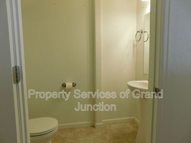 Building Photo - 621 Zenith Ln