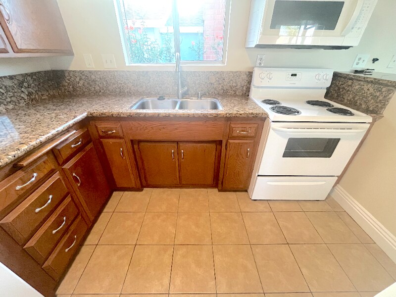 Building Photo - 931 W 19th St