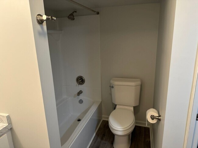 Building Photo - Nice Remodeled 1 bedroom apartment with ut...