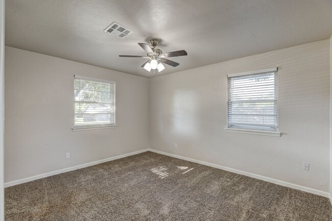 Building Photo - Spacious Elegance: Open Floor Plan, Dual V...