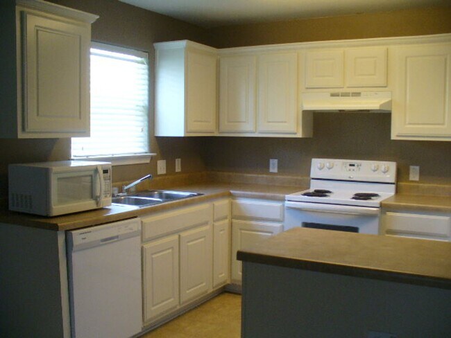 Building Photo - Cozy 3/2 ready for move-in.