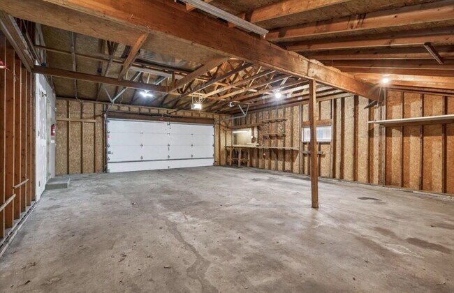 Building Photo - Charming 4-Bedroom Blaine Home with Hardwood Elegance & 2 Full Baths - 1,620 Sq Ft of Comfort!
