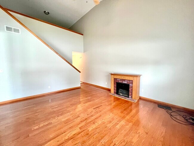 Building Photo - 1172 Rose Dr