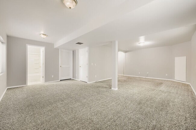 Building Photo - 5632 Marabou Way