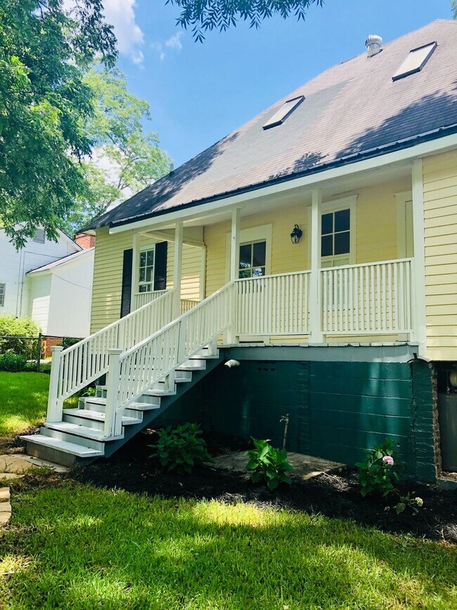 Building Photo - Plum Street-3 bedroom/2 bath home with large rocking chair front porch!