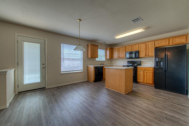 Building Photo - Very clean 4 BR 2.5 Bath