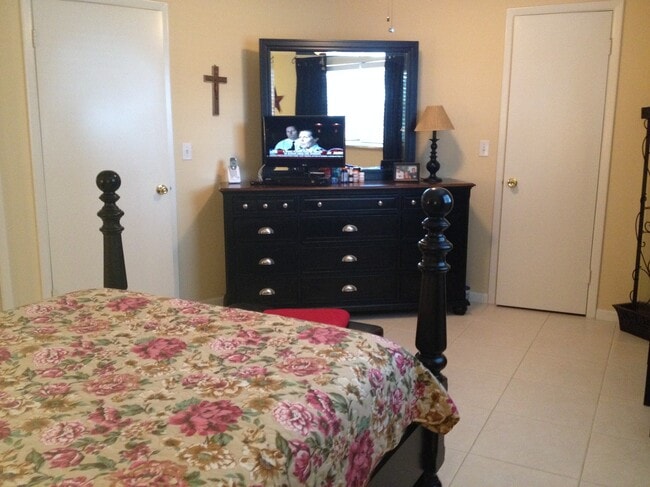 Building Photo - 2108 SE Edler Dr