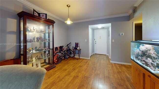 Building Photo - 800 Parkview Dr