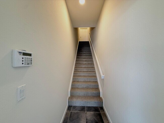 Building Photo - 425 Greenwich Cir