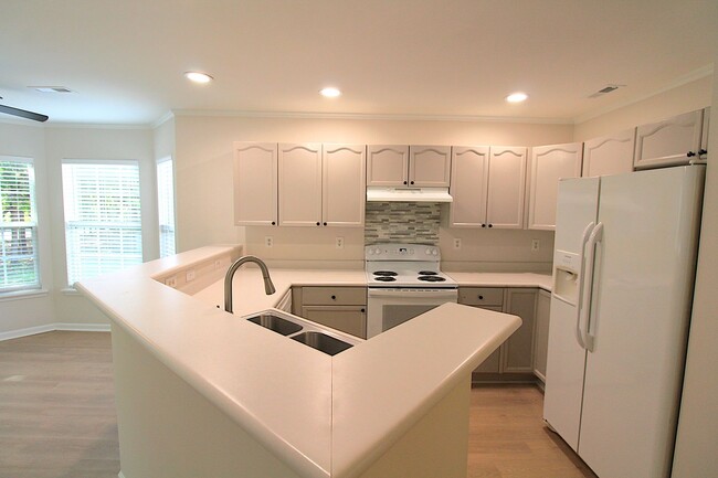 Building Photo - Newly Renovated 2 Bedroom Townhome!!