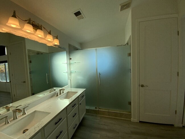 Building Photo - 4 Bedroom Single Story Home Available in C...