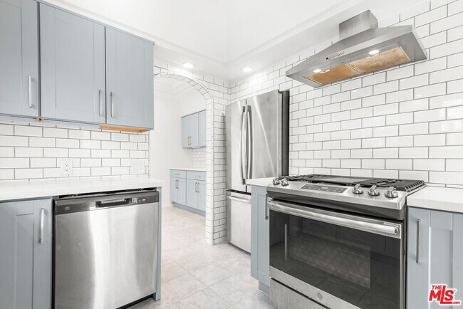 Building Photo - 1121 S Orange Dr