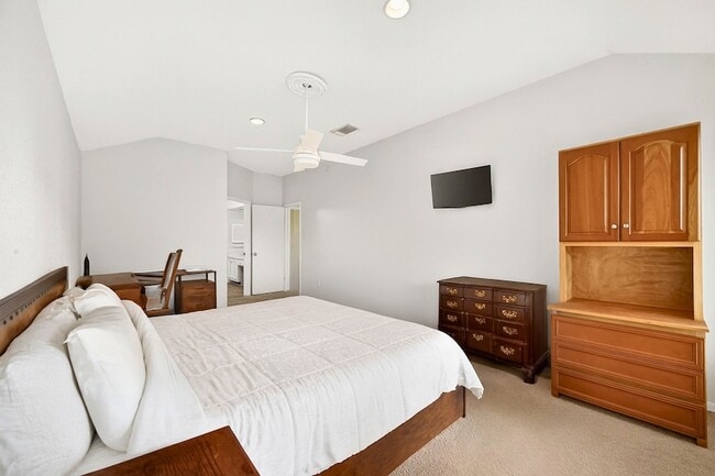 Building Photo - 15343 Meadow Village Dr