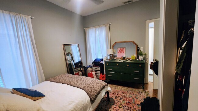 Building Photo - 735 W Belmont Ave