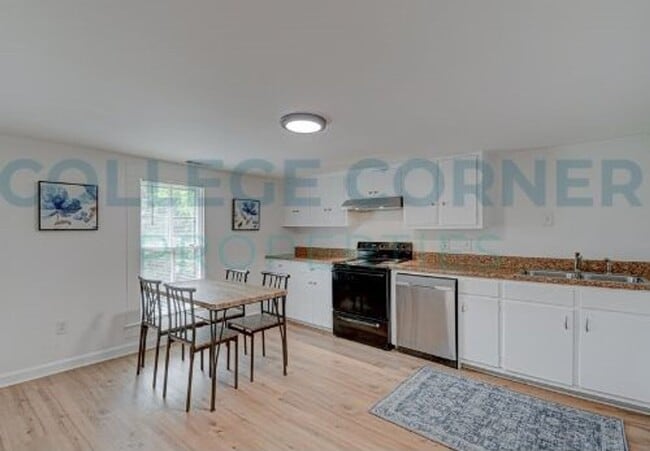 Building Photo - 639 S Poplar St