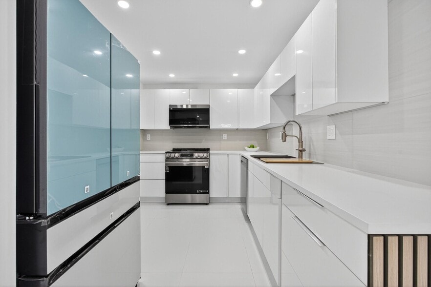 Building Photo - 525 N Ocean Blvd