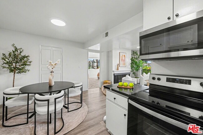 Building Photo - 14850 Hesby St