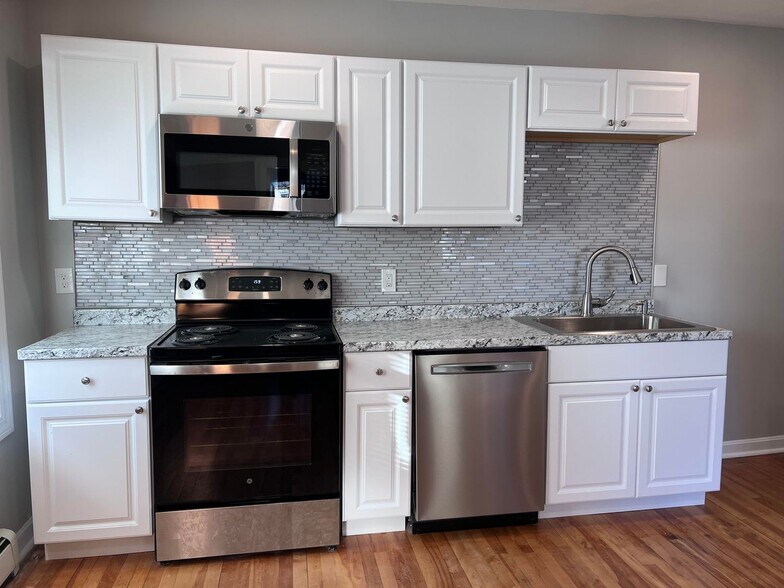 Building Photo - 185 Calef Rd