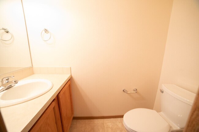 Building Photo - Oversized Townhouse in Prime Location!
