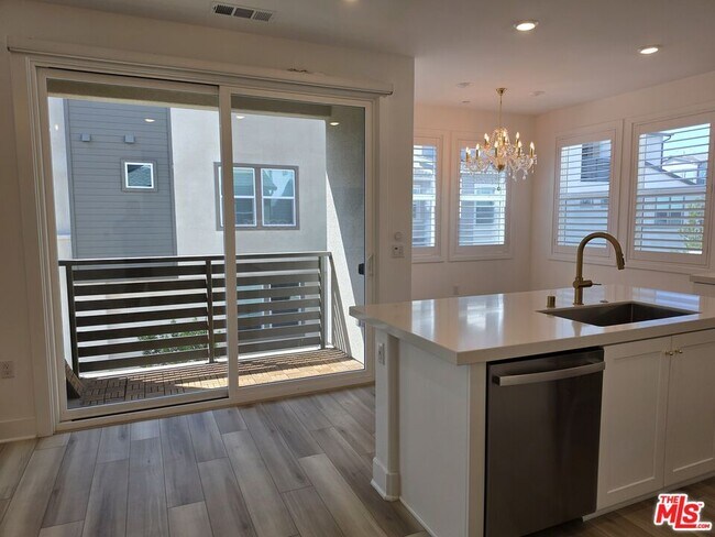 Building Photo - 426 Lobata