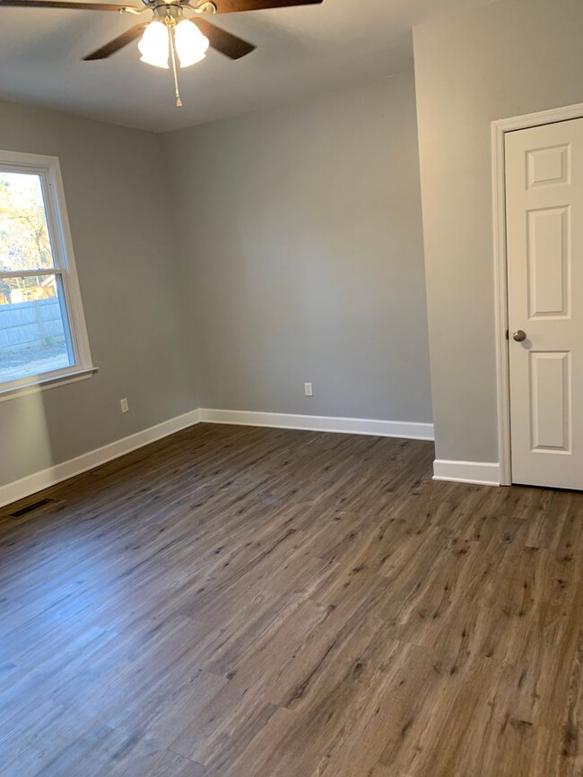 Building Photo - 3 Bedroom  2.5 Bath  with nice open yard!