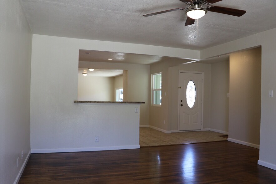Building Photo - 335 Rollingwood Dr