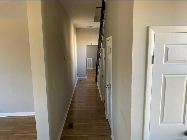 Building Photo - 327 S Main St