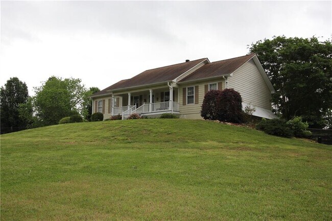 Building Photo - 818 Springlake Rd