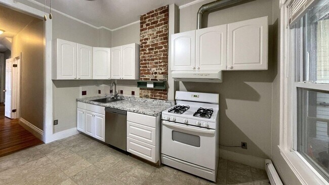 Building Photo - 204 River St