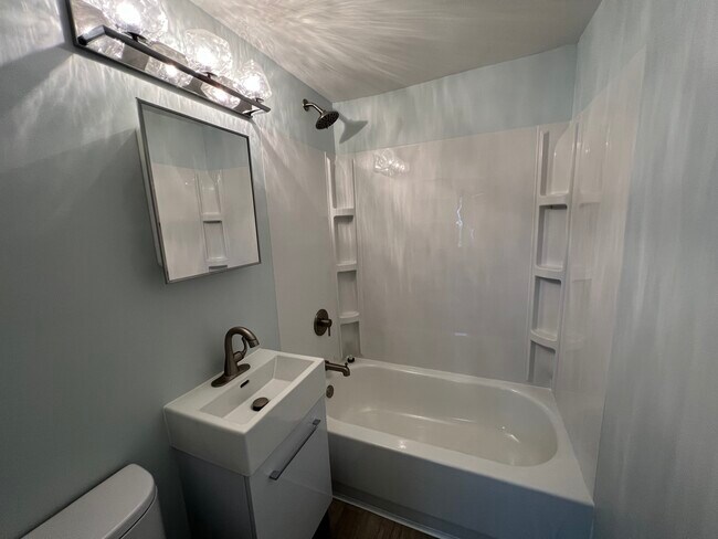 Bathroom - 2602 W John St