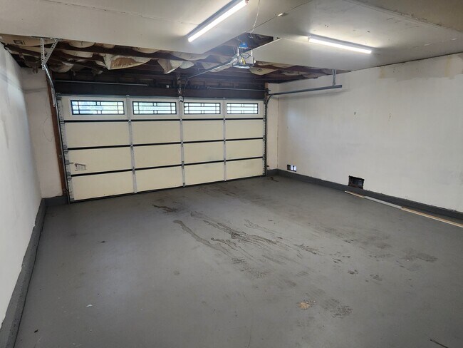 Building Photo - 8956 Salmon Falls Dr