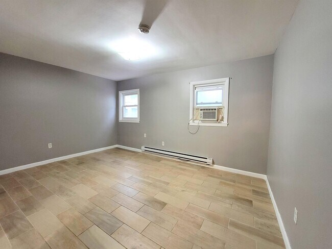 Building Photo - 423 2nd St