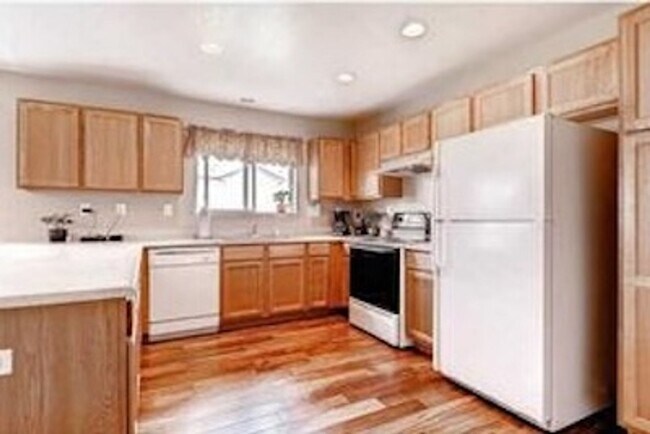 Building Photo - Lovely Gleneagle Charmer!