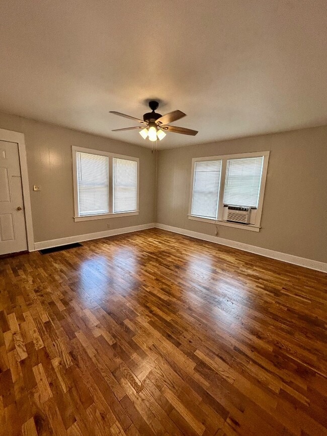 Building Photo - 323 E Kathleen St