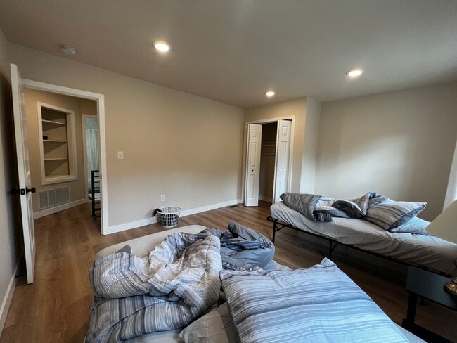 Building Photo - Lovely 2 BR/2 BA Townhome in Riggs Park!