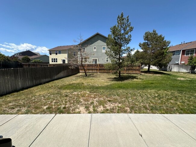 Building Photo - 2 Bed 3 Bath Townhouse with  2 Car Attache...