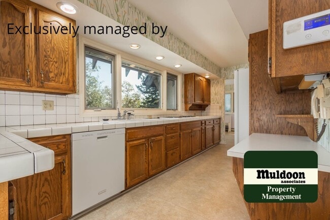 Building Photo - Beautiful 3 bedroom home with two car garage in Old Broadmoor