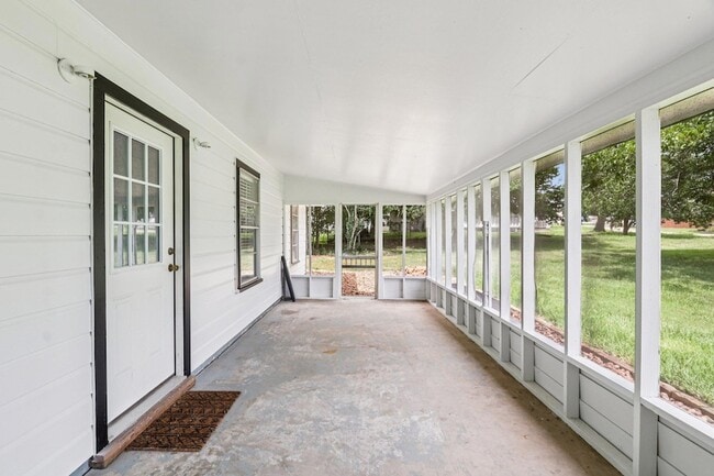 Building Photo - 755 E Bellville St