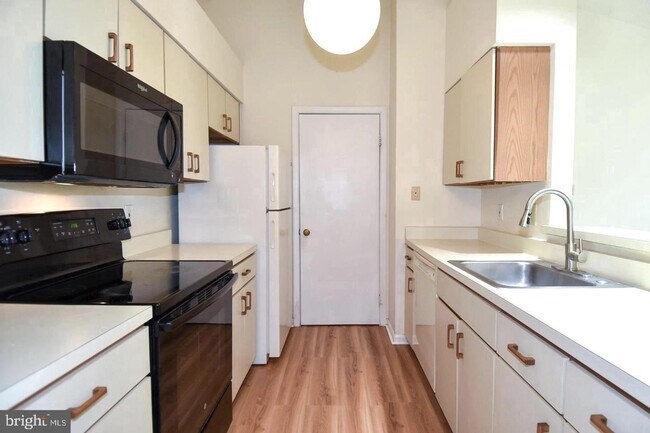 Building Photo - Sunny and spacious top floor unit featuring an open floor plan perfect for entertaining!