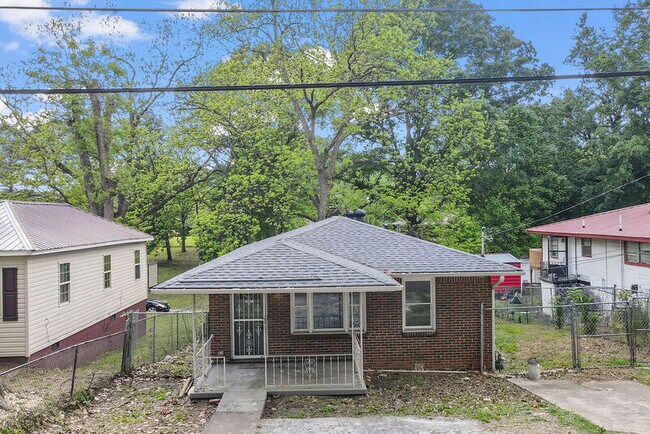 Building Photo - 402 Carver Ave